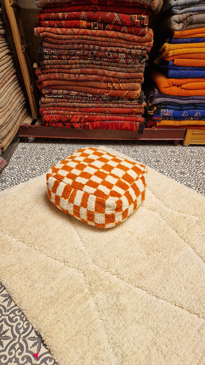 Pouf de canapé marocain avec carré orange : rehaussez votre décoration d'intérieur avec style et confort.