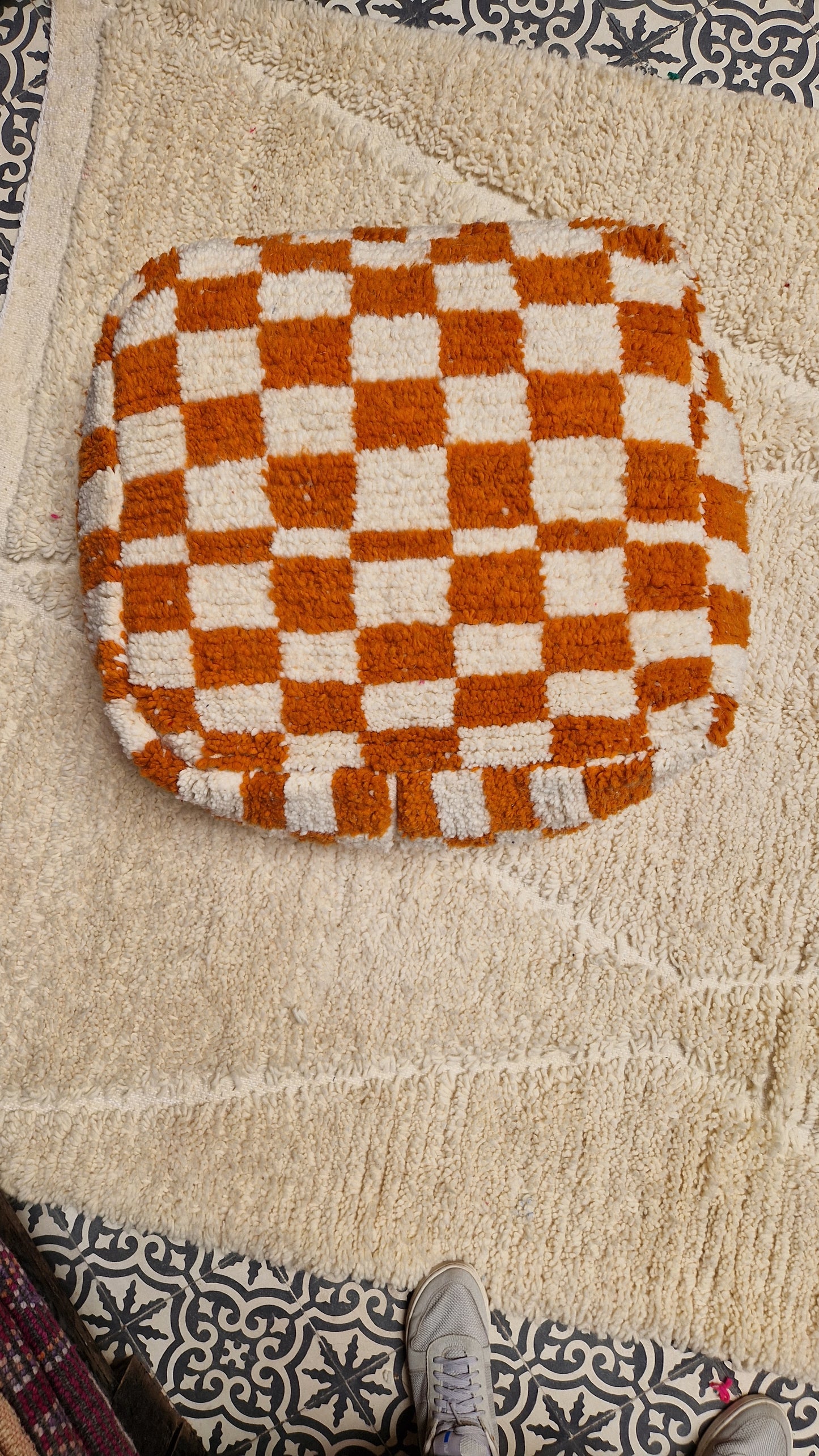 Pouf de canapé marocain avec carré orange : rehaussez votre décoration d'intérieur avec style et confort.