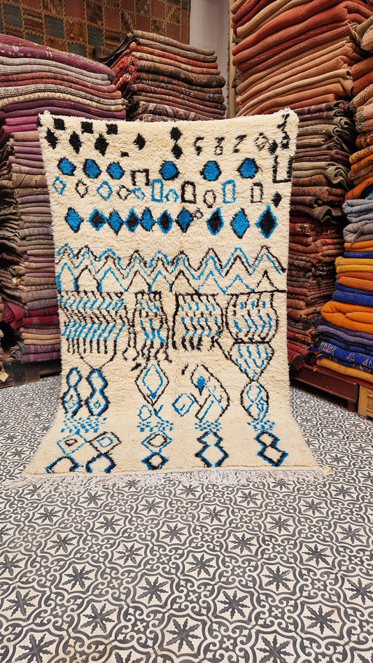 Tapis Azilal authentique : tapis en laine blanche tissé à la main avec des symboles bleus